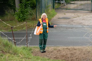 Peter Reich und Dr. Hans-Jörg Zöllner beobachten den Weg der Haflinger vom Stall auf die Weide