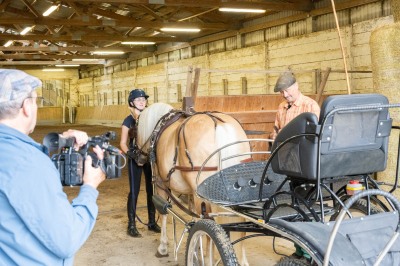 Peter Reich und Dr. Hans-Jörg Zöllner sehen beim Training der Haflinger zu
