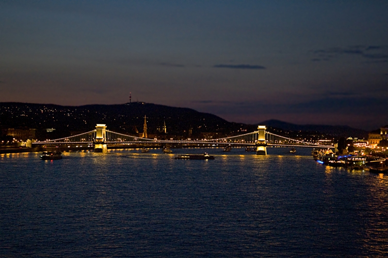 Kettenbrücke über die Donau