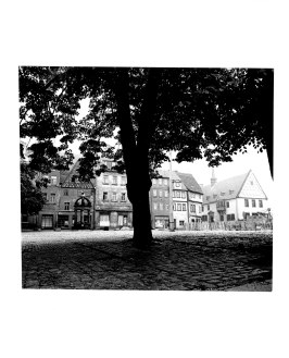 Blick über den Marktplatz zum alten Rathaus
