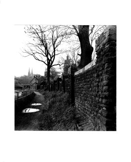 Blick von der Saale am Neumarkt zum Schloss