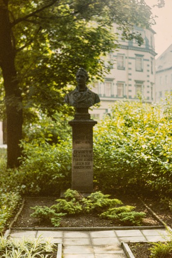 Franziskanerkloster, Büste Moritz Hill, Am Kloster (1986)