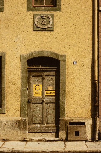 Wohnhaus , Verzierungen Portal, Nikolaistraße 43 (1986)