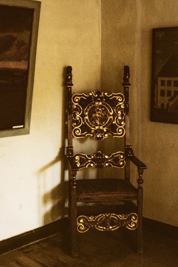 Stuhl im Museum (1986)