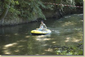 Wettkampf im Niedrigwasser der Ilm