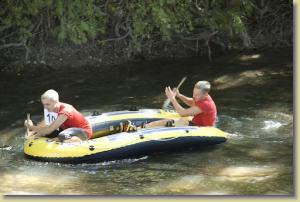 Wettkampf im Niedrigwasser der Ilm