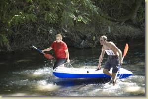 Wettkampf im Niedrigwasser der Ilm