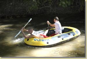 Wettkampf im Niedrigwasser der Ilm