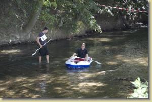 Wettkampf im Niedrigwasser der Ilm