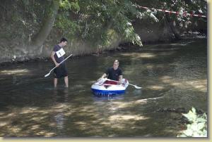 Wettkampf im Niedrigwasser der Ilm Wettkampf im Niedrigwasser der Ilm