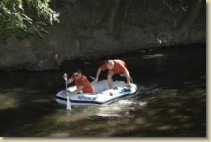 Wettkampf im Niedrigwasser der Ilm