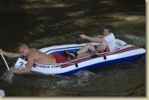 Wettkampf im Niedrigwasser der Ilm Wettkampf im Niedrigwasser der Ilm