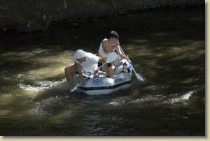 Wettkampf im Niedrigwasser der Ilm