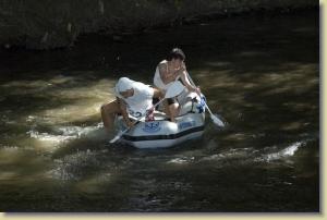 Wettkampf im Niedrigwasser der Ilm Wettkampf im Niedrigwasser der Ilm