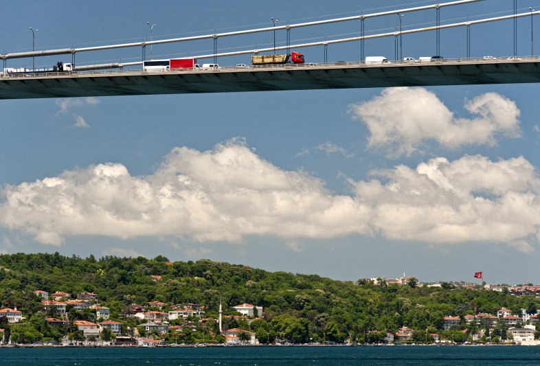 ... über den Wolken im Bosporus, Istanbul, Türkei
