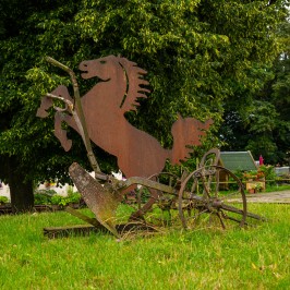 Peter Reich und Dr. Hans-Jörg Zöllner beobachten den Weg der Haflinger vom Stall auf die Weide