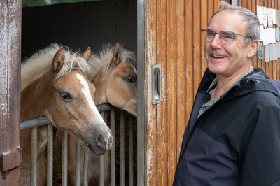 Peter Reich und Dr. Hans-Jörg Zöllner beobachten den Weg der Haflinger vom Stall auf die Weide