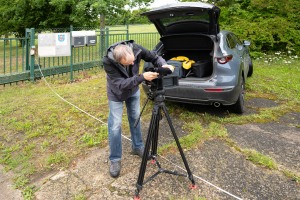Peter Reich und Dr. Hans-Jörg Zöllner beobachten den Weg der Haflinger vom Stall auf die Weide Peter Reich und Dr. Hans-Jörg Zöllner beobachten den Weg der Haflinger vom Stall auf die Weide
