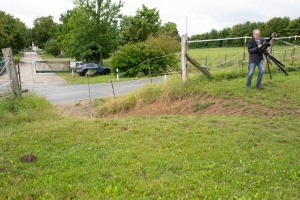 Peter Reich und Dr. Hans-Jörg Zöllner beobachten den Weg der Haflinger vom Stall auf die Weide