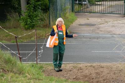 Peter Reich und Dr. Hans-Jörg Zöllner beobachten den Weg der Haflinger vom Stall auf die Weide