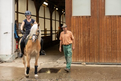 Peter Reich und Dr. Hans-Jörg Zöllner sehen beim Training der Haflinger zu