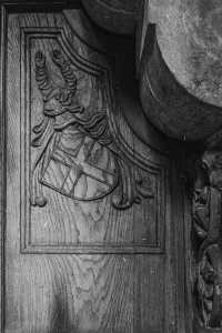 Dom - Chorgestühl - Süd - Detailansicht - Wappen Bischof J. Bose (1975) Dom - Chorgestühl - Süd - Detailansicht - Wappen Bischof J. Bose (1975)