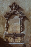 Altenburger Kirche St. Viti - Grabstein an der Außenwand (1987)