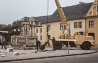 westliche Burgstraße Brunnenfigur schwebt (1981) westliche Burgstraße Brunnenfigur schwebt (1981)