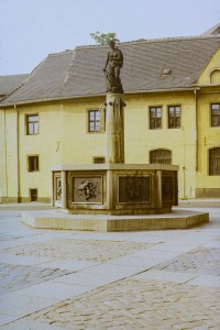 westliche Burgstraße Brunnen mit Relief (1989)