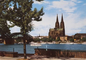 Partie am Rhein mit Blick auf Dom und Hohenzollernbrücke