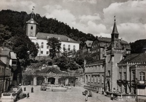 Markt mit Rathaus und Kirche