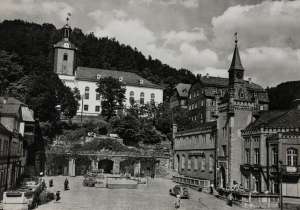 Deutschland-Leutenberg-in-Thueringen-Markt-mit-Rathaus-und-Kirche-1957-C091-B