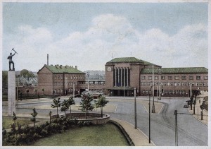 Hauptbahnhof mit dem Denkmal der Arbeit